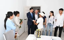 Алматы әкімі Дархан Сатыбалды жаңа пәтер иелеріне баспана кілтін табыстады