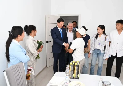 Алматы әкімі Дархан Сатыбалды жаңа пәтер иелеріне баспана кілтін табыстады