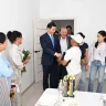 Алматы әкімі Дархан Сатыбалды жаңа пәтер иелеріне баспана кілтін табыстады