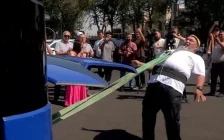 Қазақстандық пауэрлифтер 15 тонналық автобусты тісімен 20 метрге сүйреп, әлемдік рекорд орнатты