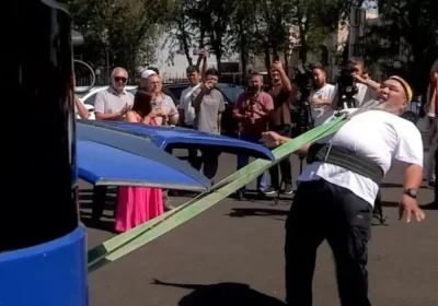 Қазақстандық пауэрлифтер 15 тонналық автобусты тісімен 20 метрге сүйреп, әлемдік рекорд орнатты
