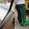 Алматыда блогердің үйіндегі жылжымалы есік қызметкердің үстіне құлады