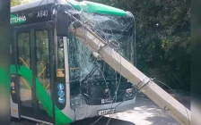 Астанада автобус жарықтандыру бағанын қағып, 20 метр сүйреп кетті