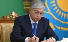 Тоқаев Маңғыстауда қаза тапқан әскерилердің отбасыларына көңіл айтты