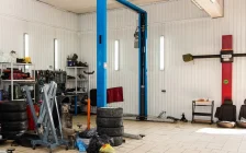 Павлодардағы автосервисте дөңгелек жарылып, жұмысшы қаза тапты