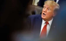 Трамп Ресей мен Иранға қарсы «тозақ санкциялары» заңына қол қойды