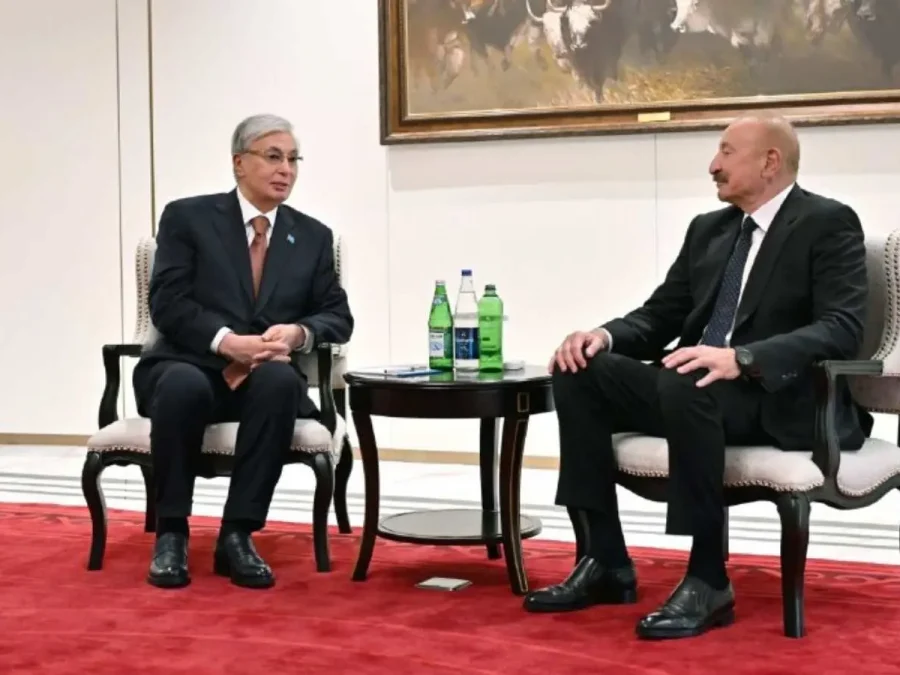 Қасым-Жомарт Тоқаев пен Ильхам Әлиев ШЫҰ саммитінде кездесті