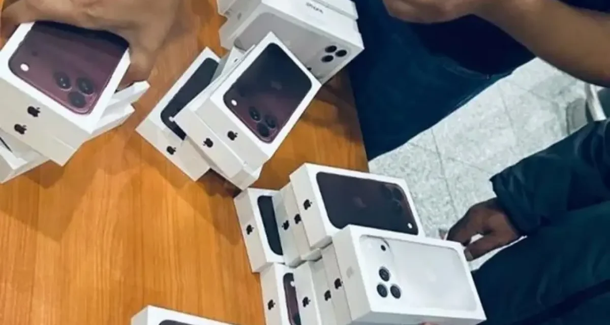Астана әуежайында екі жүзден астам iPhone 18 смартфонын заңсыз әкелмек болғандар ұсталды