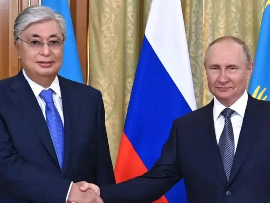Тоқаев пен Путин Бішкектегі ШҰҰ саммитінде кездесті