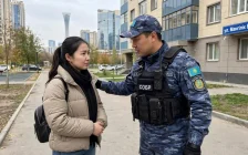 Полиция қызметкері 12-қабаттан секірмек болған қызды құтқарып қалды