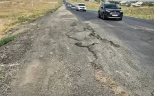 Екі айға шыдамаған асфальт: Түркістан облысында жаңа жол қайта бүлінді