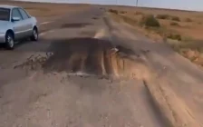 «Салығымыз қайда кетіп жатыр?»: Ұлытаудағы Жыланды жолы жүргізушілердің ашуын туғызды