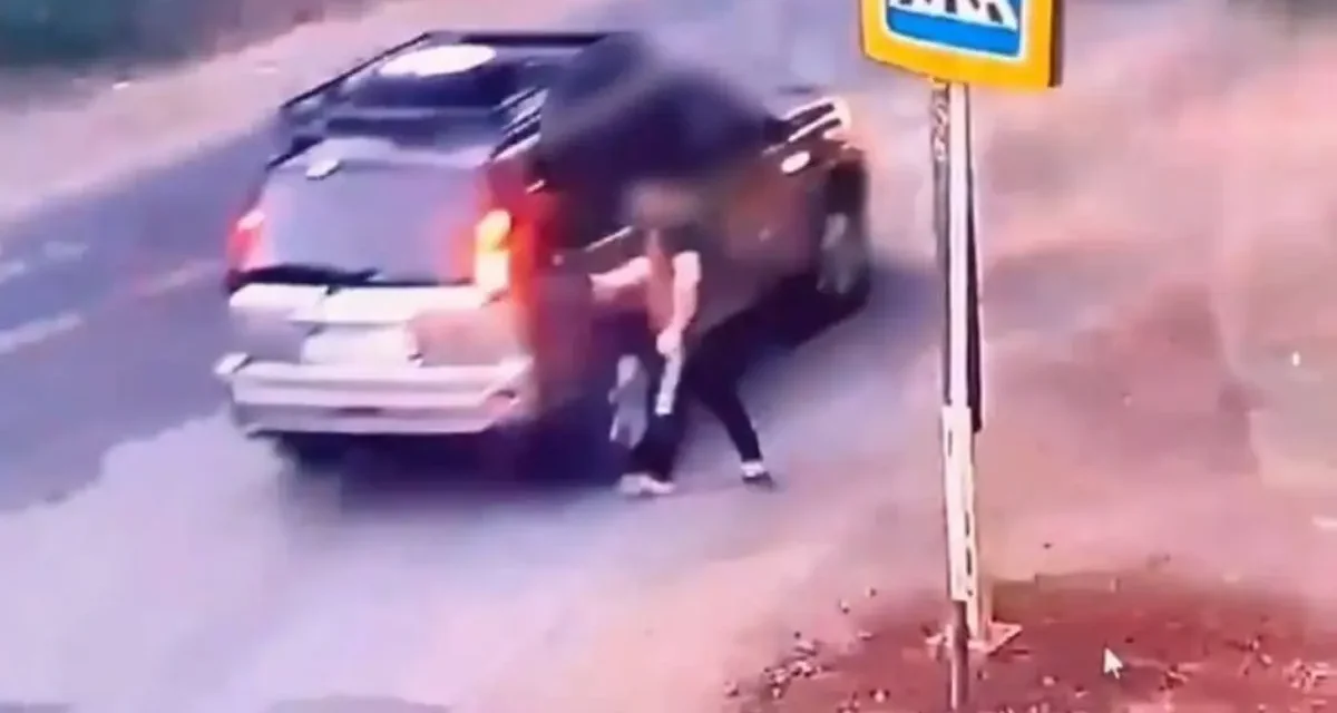Ақтөбе тұрғыны өзін көлік қағып кеткендей көрсетіп, жүргізушілерден ақша алған (ВИДЕО)