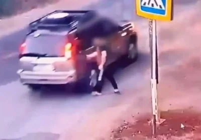 Ақтөбе тұрғыны өзін көлік қағып кеткендей көрсетіп, жүргізушілерден ақша алған (ВИДЕО)
