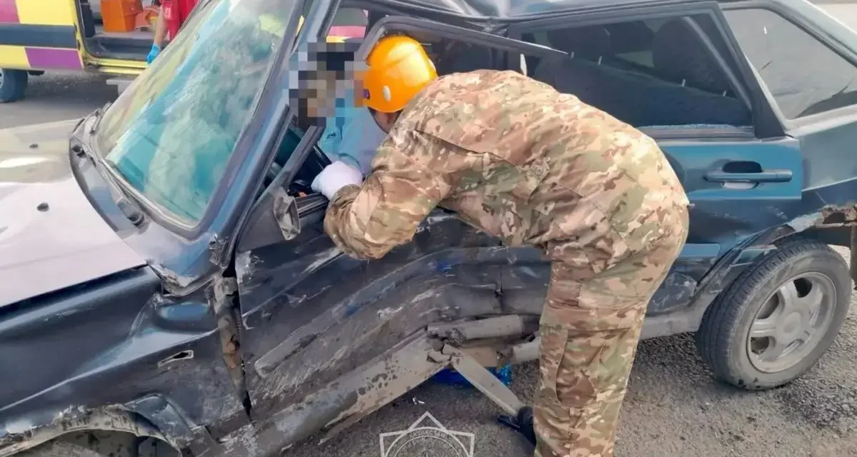 Оралда жол апатына түскен жүргізуші көлікте қысылып қалды