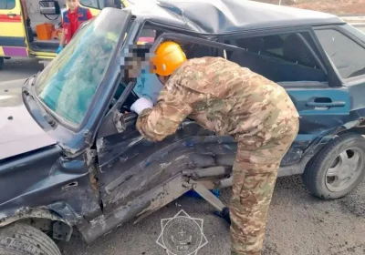 Оралда жол апатына түскен жүргізуші көлікте қысылып қалды