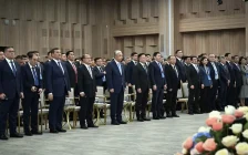 Алматыда Тоқаев қатысқан форумдағы қонақтар қаза болған сарбаздардың рухына тағзым етті  (ВИДЕО)