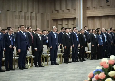 Алматыда Тоқаев қатысқан форумдағы қонақтар қаза болған сарбаздардың рухына тағзым етті  (ВИДЕО)