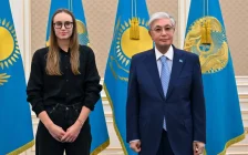 Жас өрендерге өнеге көрсетіп отырсыз: Тоқаев Елена Рыбакинамен кездесті