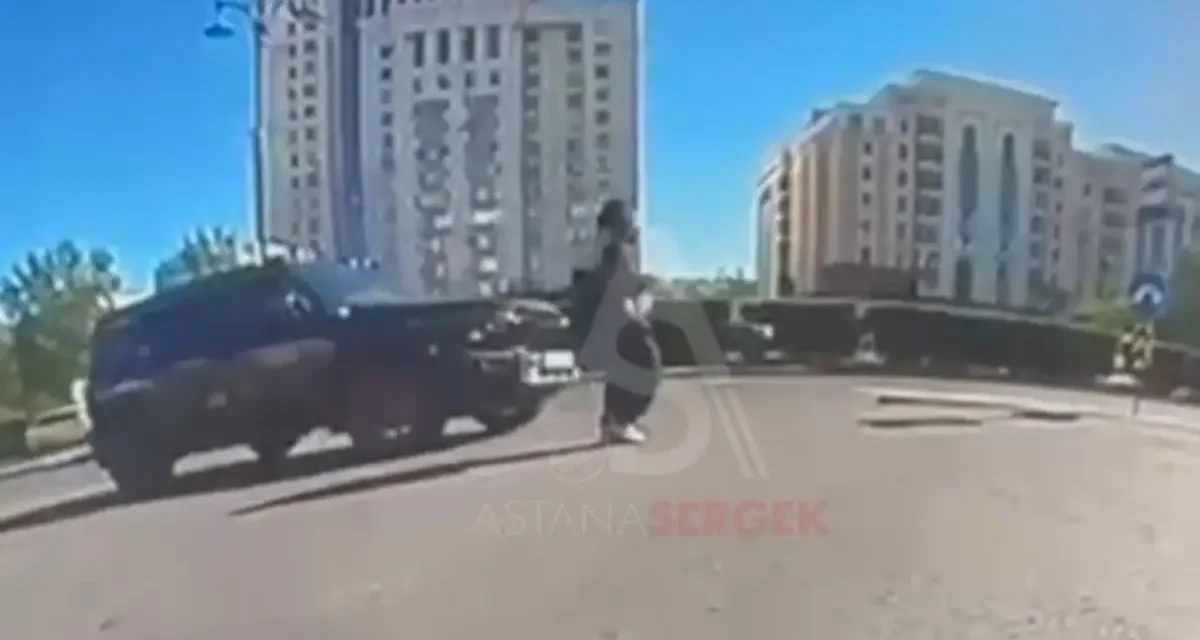 Астананың қақ ортасында Jetour жүргізушісі әйел адамды қағып, артынша қашып кетті (ВИДЕО)