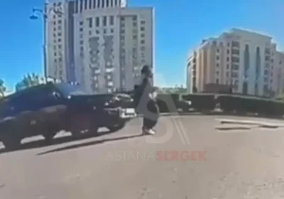 Астананың қақ ортасында Jetour жүргізушісі әйел адамды қағып, артынша қашып кетті (ВИДЕО)