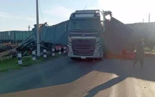 Ақмола облысында жүк көлігі пойызға соғылды