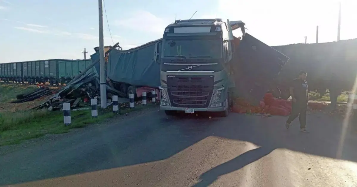 Ақмола облысында жүк көлігі пойызға соғылды