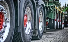 Павлодарда жүк көлігінің дөңгелегі жарылып, жұмысшы ажал құшты