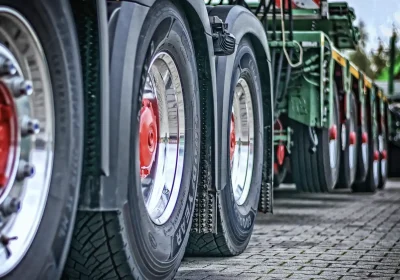 Павлодарда жүк көлігінің дөңгелегі жарылып, жұмысшы ажал құшты