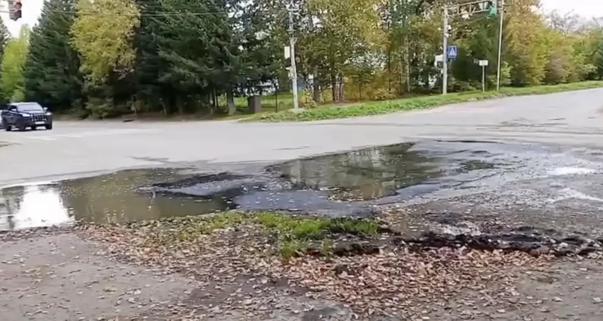 Риддерде су құбырын жөндемей тұрып, үстіне жаңа асфальт төсеп тастаған