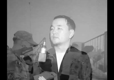 «Толқынында теңіздің, жас сүйегің былқылдап»: Жандарбек Бұлғақов сарбаздарды жоқтады (ВИДЕО)