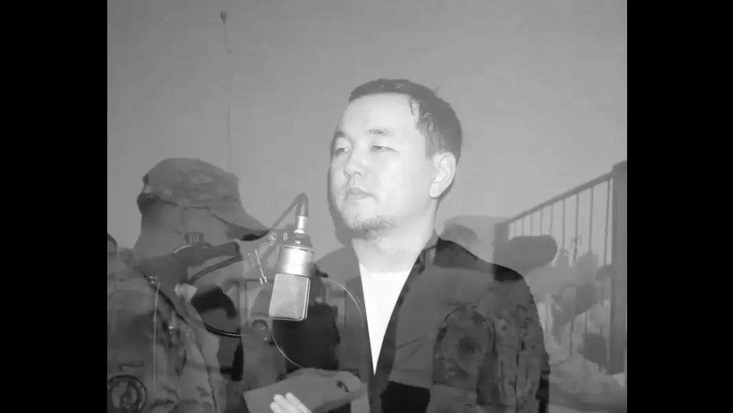 «Толқынында теңіздің, жас сүйегің былқылдап»: Жандарбек Бұлғақов сарбаздарды жоқтады (ВИДЕО)