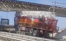 Бір жүк көлігінің кесірінен Ақтауға кіретін жол мен пойыз қозғалысы жабылды (ВИДЕО)