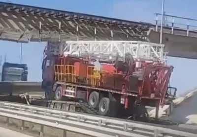 Бір жүк көлігінің кесірінен Ақтауға кіретін жол мен пойыз қозғалысы жабылды (ВИДЕО)