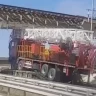Бір жүк көлігінің кесірінен Ақтауға кіретін жол мен пойыз қозғалысы жабылды (ВИДЕО)