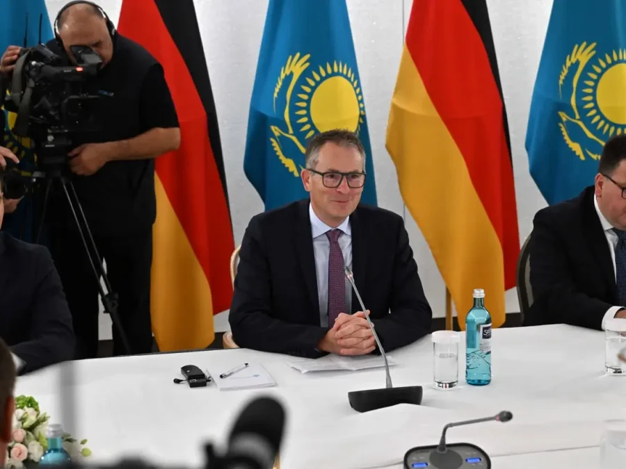 Бернд Ульбрихт корпорация бастамаларына қолдау көрсеткені үшін Мемлекет басшысына алғыс айтты