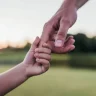 Әке иісі сәбидің бейтаныс адамдармен қарым-қатынасын жақсартады – зерттеу