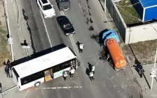 Көкшетауда автобус пен жүк көлігі соқтығысып, үш адам зардап шекті