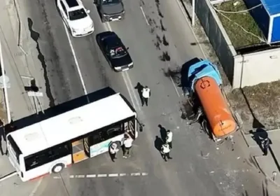 Көкшетауда автобус пен жүк көлігі соқтығысып, үш адам зардап шекті