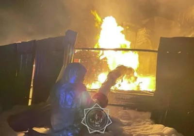 Семейде автожуу орнында өрт шығып, жүк көлігі мен екі тұрғын үйге таралды