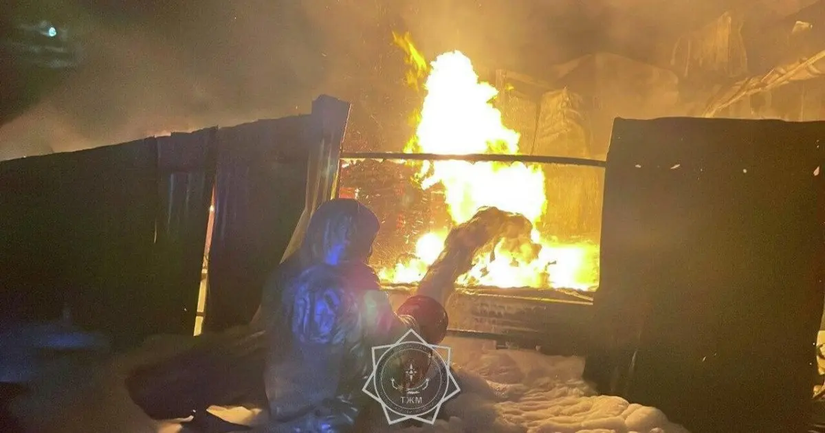 Семейде автожуу орнында өрт шығып, жүк көлігі мен екі тұрғын үйге таралды