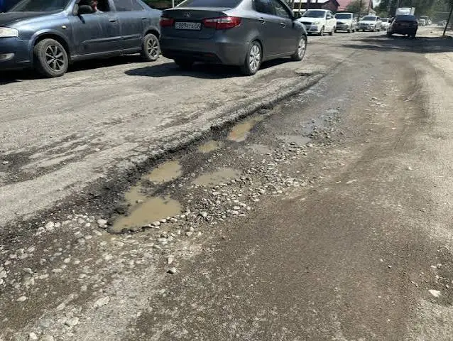 Көкшетауда ЖК тұрғындары екі жылдан бері жол мен жарық күтіп жүр