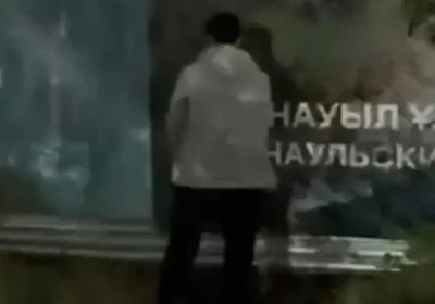 Астанада түнгі клуб жанында кіші дәрет сындырған ер адам 10 тәулікке қамалды