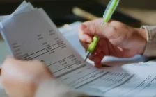 Салық берешегі 27 000 АЕК-тен асқандар Қазақстаннан шыға алмайды