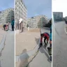 «Ақтауда 50 жыл жүрген тротуарды алып тастаған»: тұрғындар балаларымен көлік жолына шығуға мәжбүр