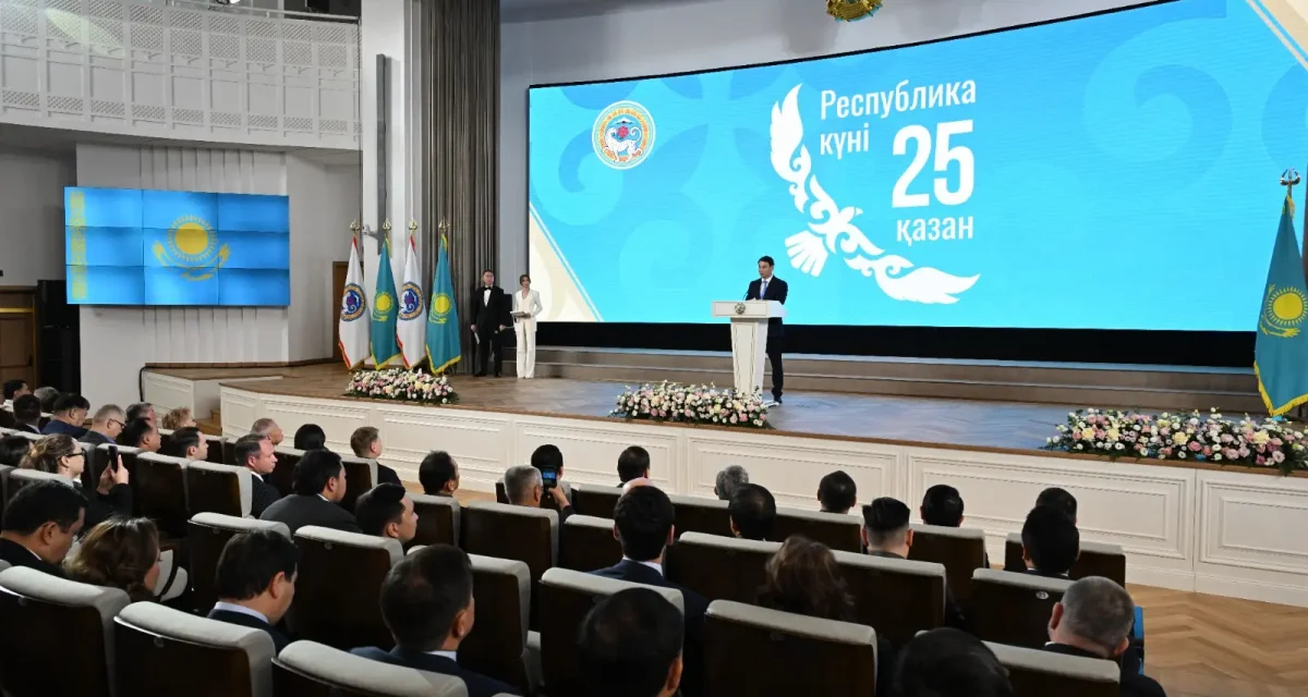 Дархан Сатыбалды Республика күніне орай Мемлекет басшысының атынан алматылықтарға мемлекеттік наградалар табыстады