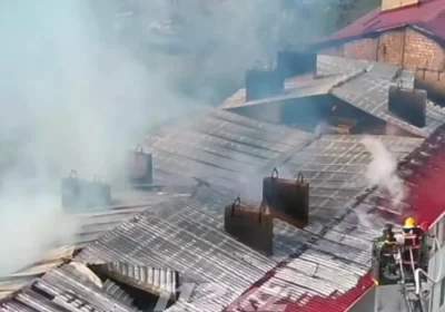 Қонаевта бес қабатты тұрғын үйдің шатыры өртенді, 120 адам эвакуацияланды