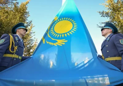Тоқаевтың қатысуымен Республика күніне орай Мемлекеттік ту көтерілді