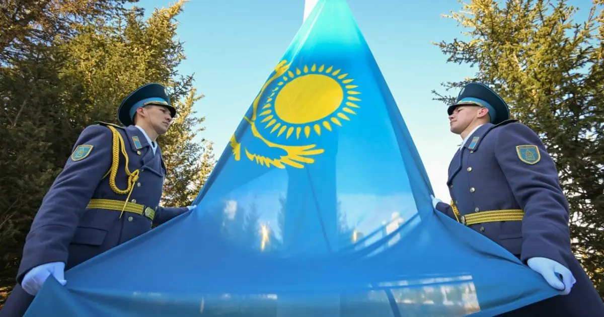 Тоқаевтың қатысуымен Республика күніне орай Мемлекеттік ту көтерілді