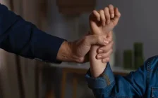Алматыда 9 жасар балаға қатысты күдікпен көршісі ұсталды